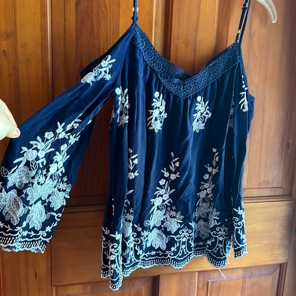 Sweet wanderer cold shoulder blue and white top medium